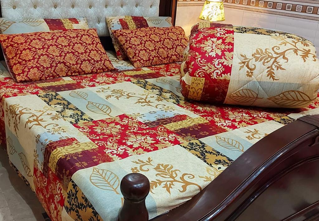 6 Piece Comforter Set with Elegant Frilled Bedding - High-Quality Cotton Salonica Fabric